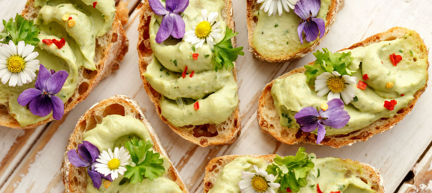 Kwiaty jadalne w ogrodzie - co siać/sadzić i jak zbierać