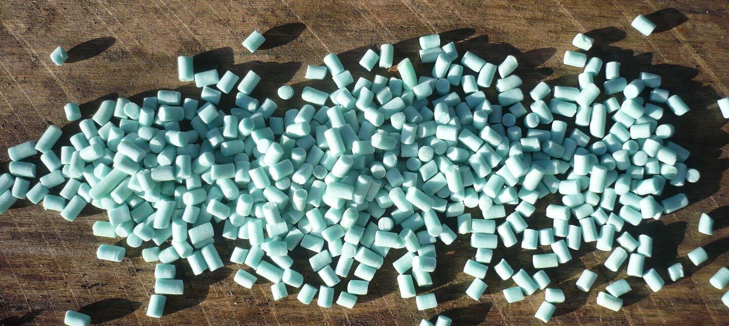 Jak działają niebieskie granulki na ślimaki?